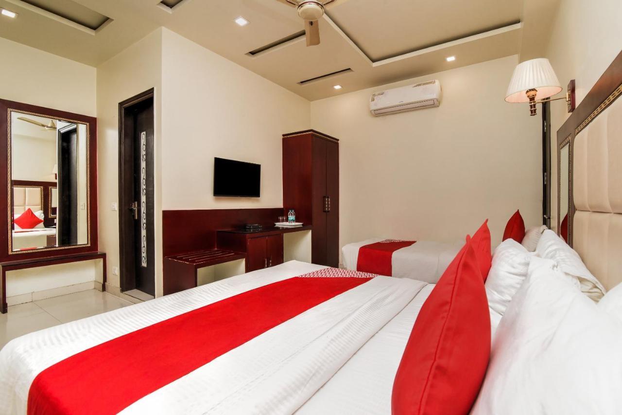 Collection O 76248 Hotel D Crown Ню Делхи Екстериор снимка