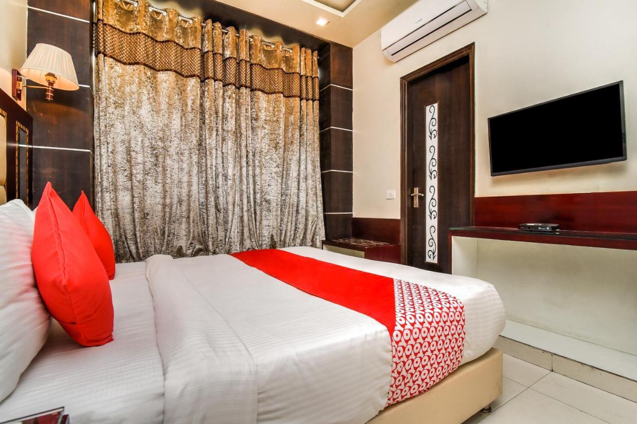 Collection O 76248 Hotel D Crown Ню Делхи Екстериор снимка