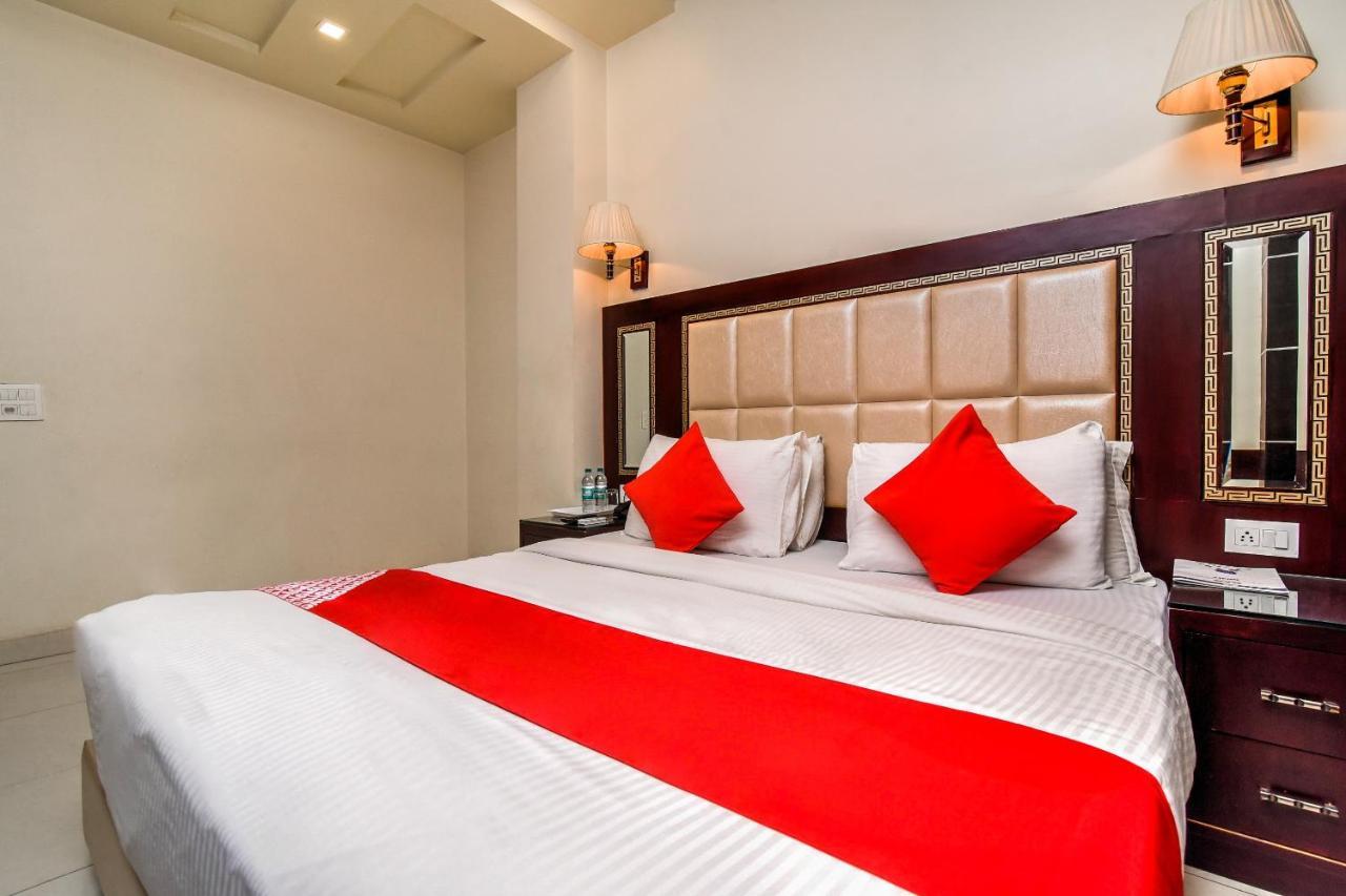 Collection O 76248 Hotel D Crown Ню Делхи Екстериор снимка