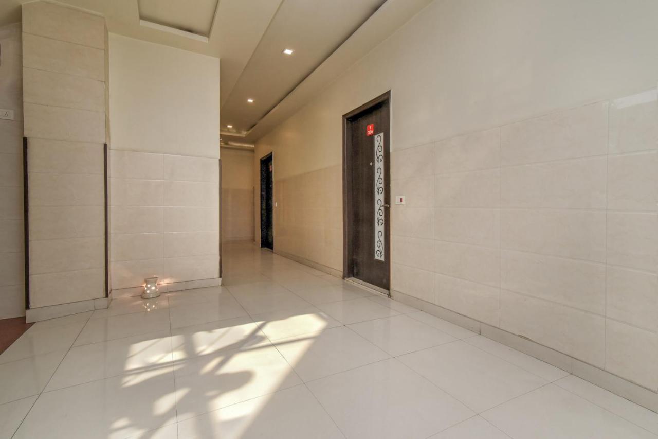 Collection O 76248 Hotel D Crown Ню Делхи Екстериор снимка